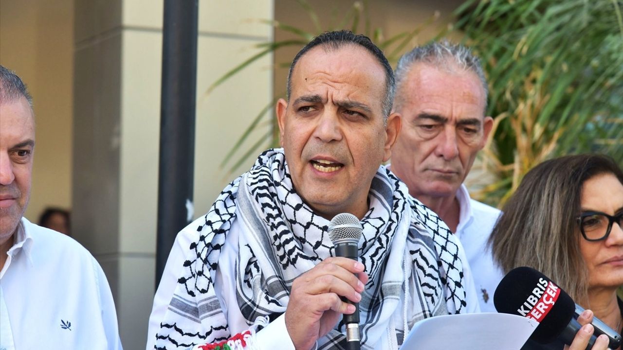 Lefkoşa Türk Belediyesi'nden Gazze'ye Dayanışma: Belediye Binasına Filistin Bayrağı