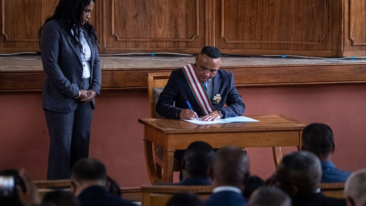 Madagaskar'da Randrianirina Geçici Cumhurbaşkanı Olarak Yemin Etti