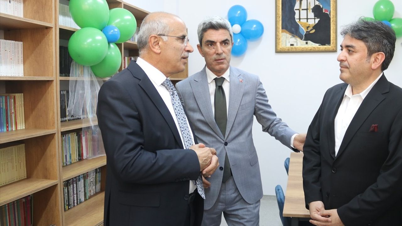 Malatya'da Depremzede Öğrencilere Kütüphane Açıldı