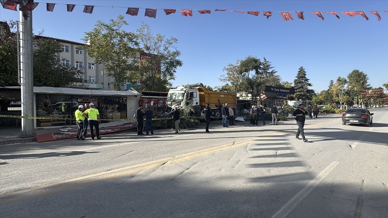 Malatya'da fren arızası: 44 KS 076 plakalı kamyon 7 konteyner iş yerine çarptı