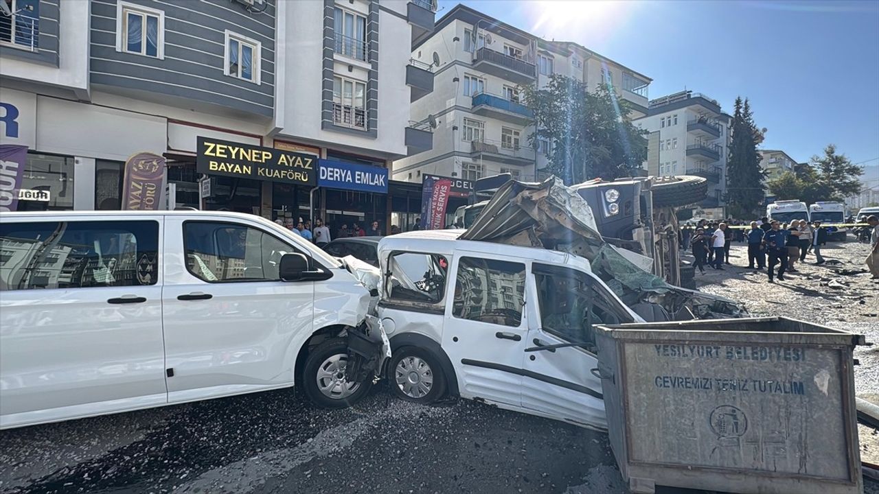Malatya'da Freni Arızalanan Kamyon 15 Araca Çarptı: 3 Yaralı