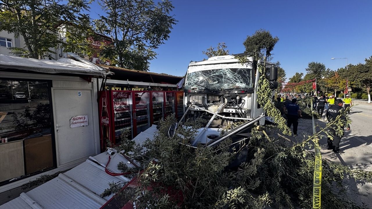 Malatya'da Freni Arızalanan Kamyon 7 Konteyner İş yerine Çarptı
