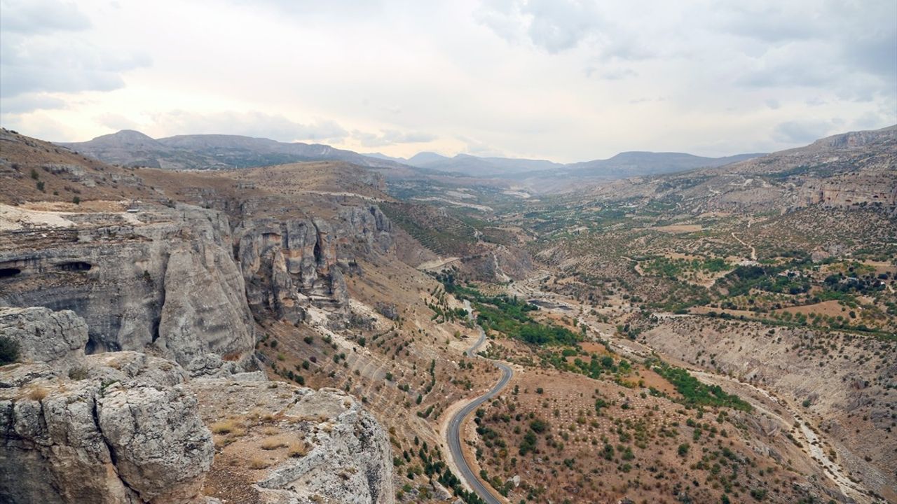 Malatya Levent Vadisi: 65 Milyon Yıllık Kayalar ve Cam Zeminli Seyir Terası