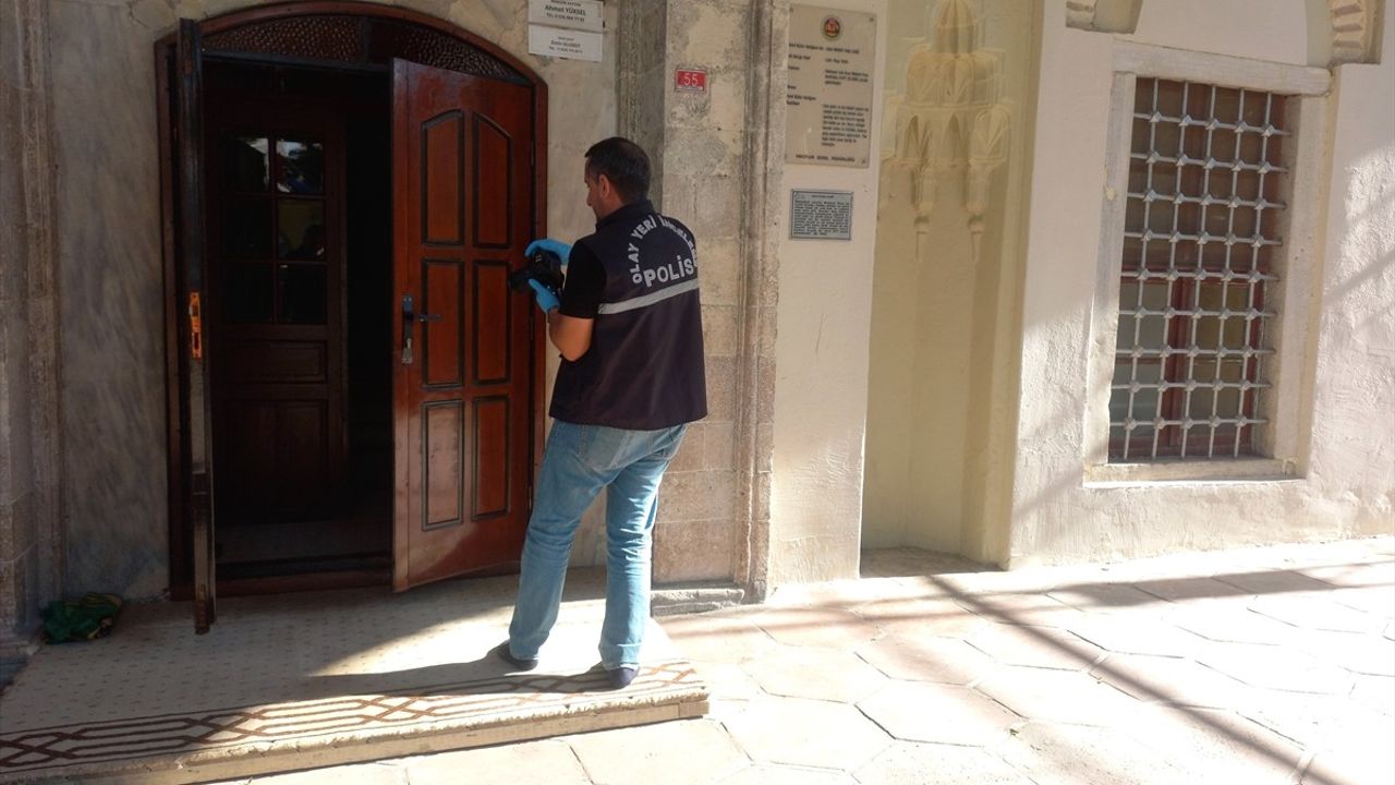 Manisa'da Lalapaşa Camisi'ne Giren 3 Kişiden 2'si Tutuklandı