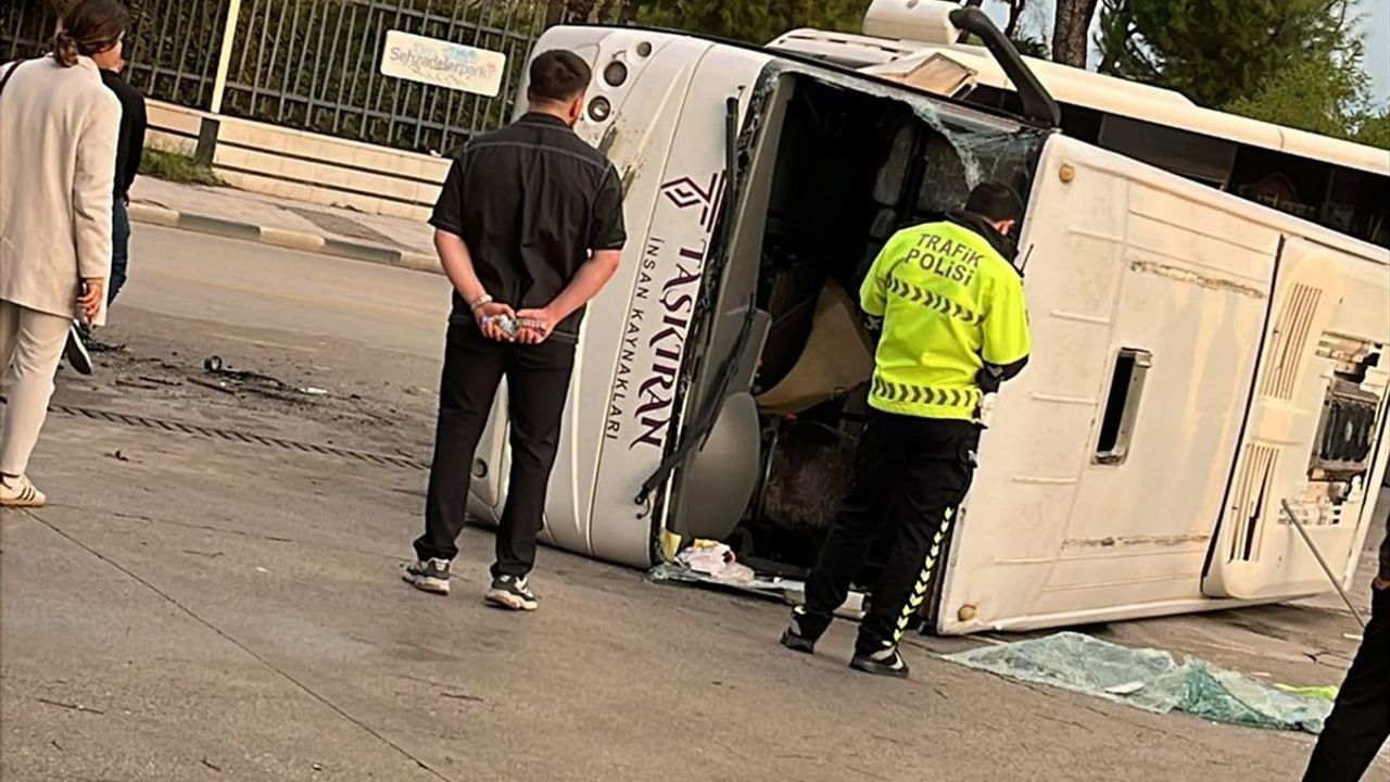 Manisa'da Midibüsle Hafif Ticari Araç Çarpıştı: 16 İşçi Yaralandı