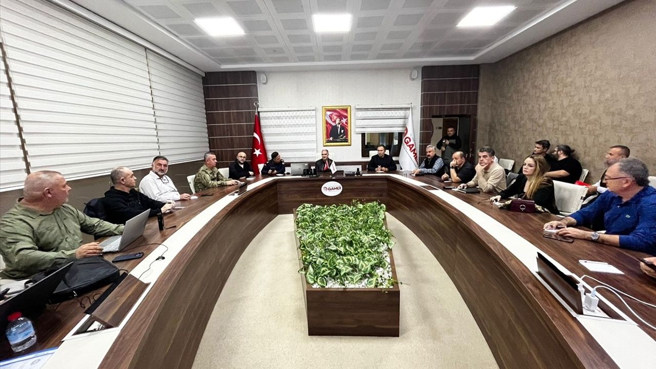 Manisa'da Sındırgı Depremi: Vali Özkan Kriz Merkezinde Süreci Yönetti