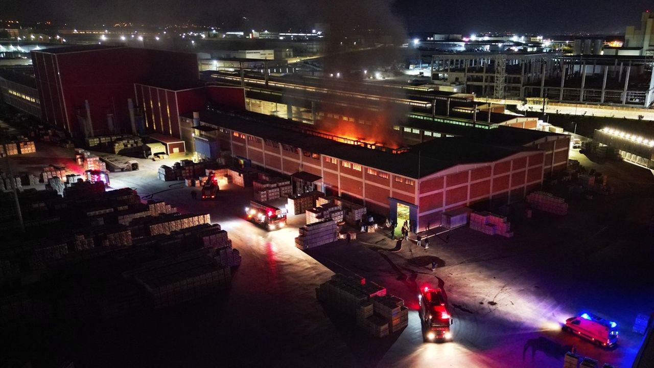 Manisa Turgutlu'da Granit Fabrika Yangını 2 Saatte Söndürüldü