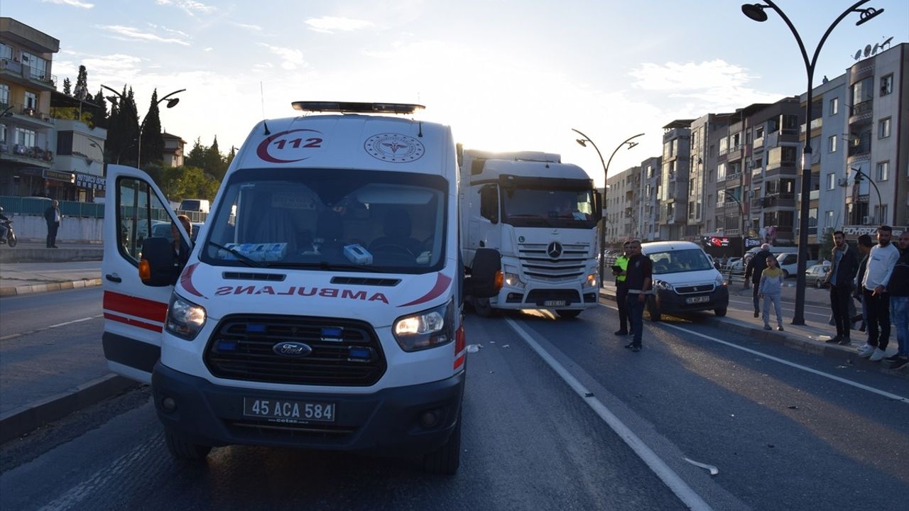 Manisa Turgutlu'da Kamyonun Çarptığı 16 Yaşındaki Genç Ağır Yaralandı