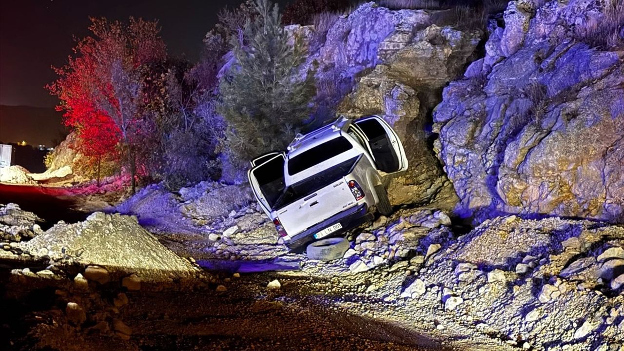 Mardin'de Trafik Kazası: Pikapta Sıkışan Sürücü UMKE ile Kurtarıldı