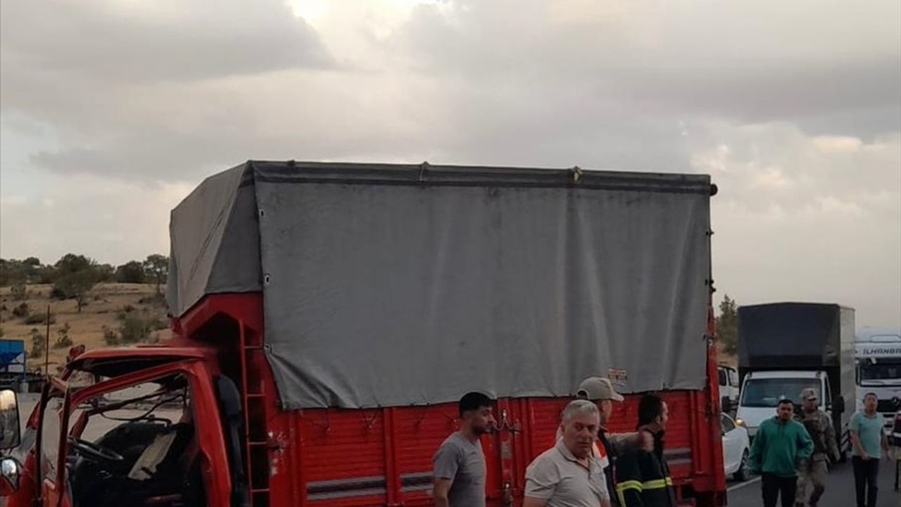 Mardin Mazıdağı'nda Kamyon ile Kamyonet Çarpıştı: 14 Yaralı, 3'ü Ağır