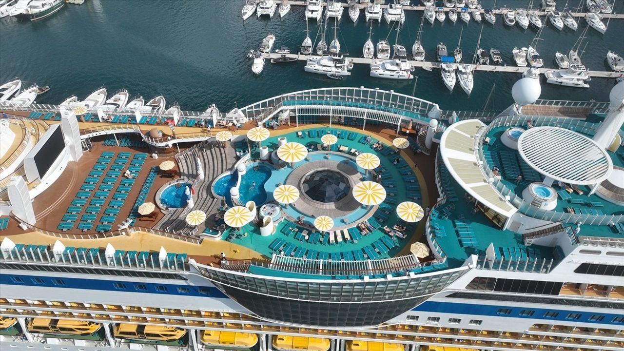 Marmaris'e 'Aida Stella' kruvaziyeriyle 2 bin 500 yolcu geldi