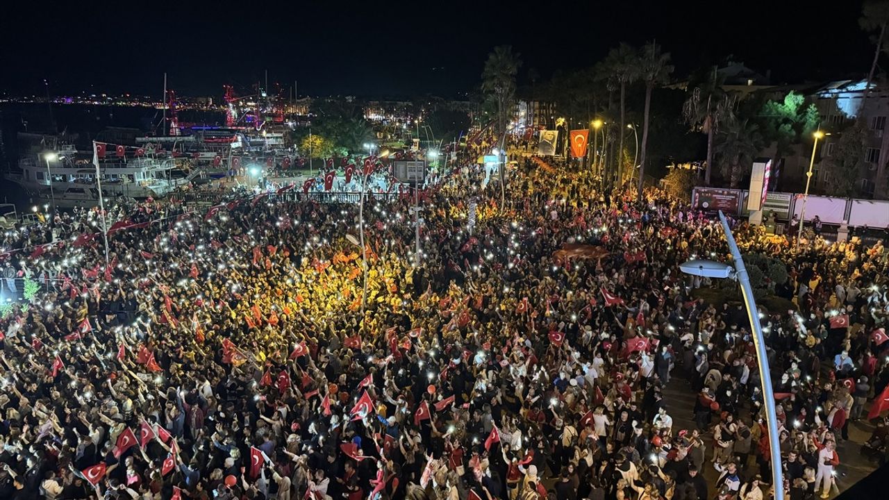 Marmaris’te Cumhuriyet'in 102. yılı fener alayı coşkusu