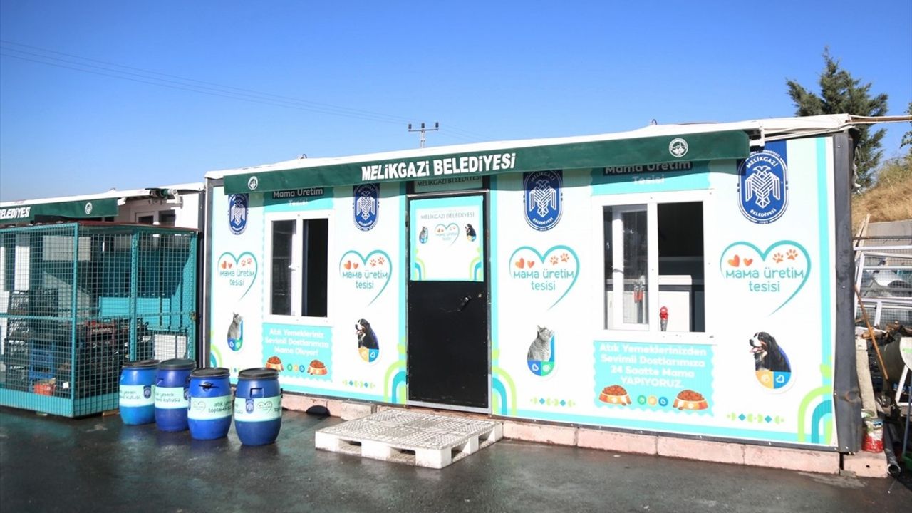 Melikgazi Belediyesi Yemek Artıklarını Kedi ve Köpek Kuru Mamasına Dönüştürüyor