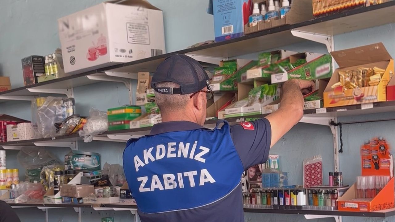 Mersin Akdeniz'de Bakkalda 2022-2024 Tarihli Son Kullanma Tarihi Geçmiş Gıdalar Ele Geçirildi