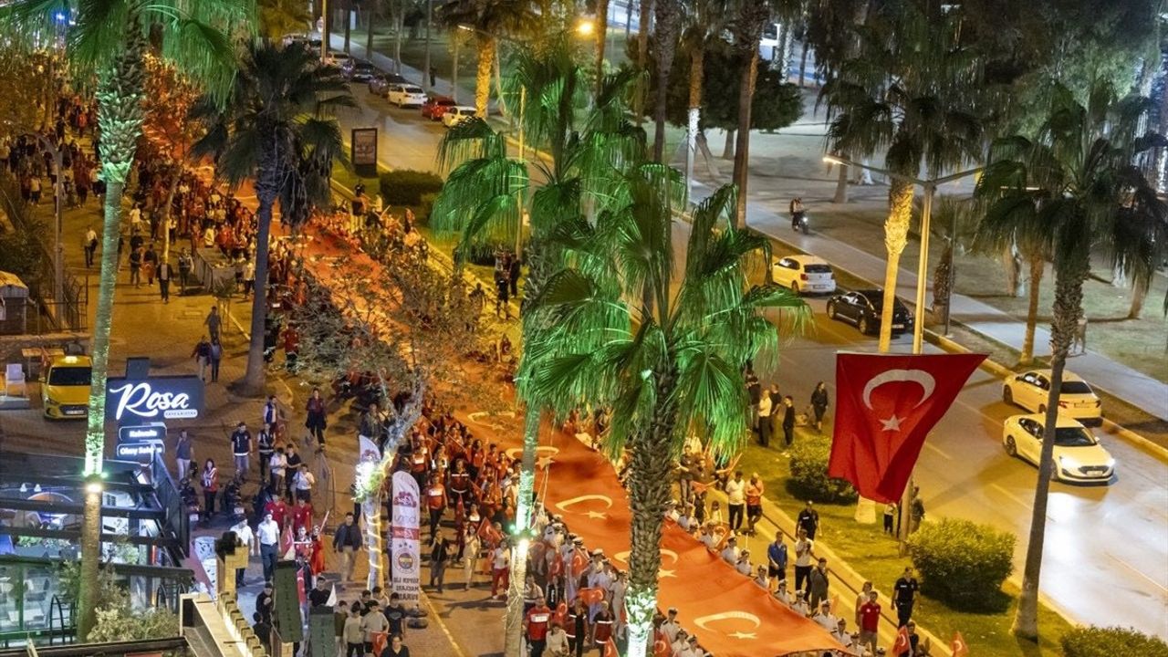 Mersin'de 102 Metrelik Türk Bayrağıyla 29 Ekim Yürüyüşü