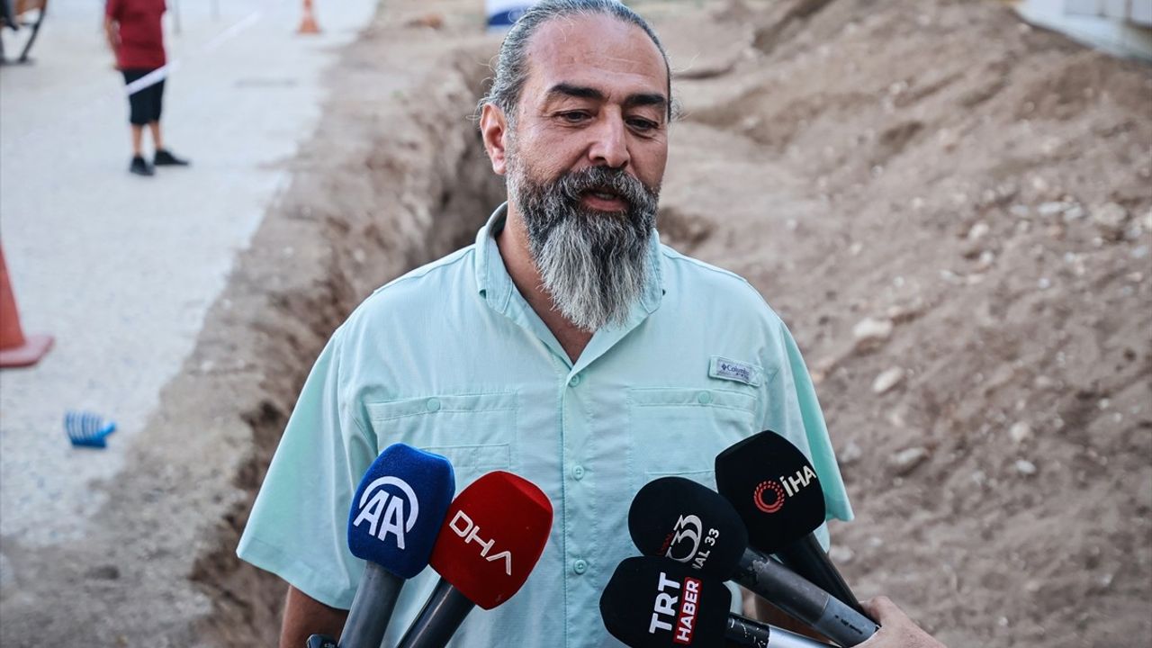 Mersin'de 14 Metrelik Fin Balinası İskeleti Topraktan Çıkarılıyor