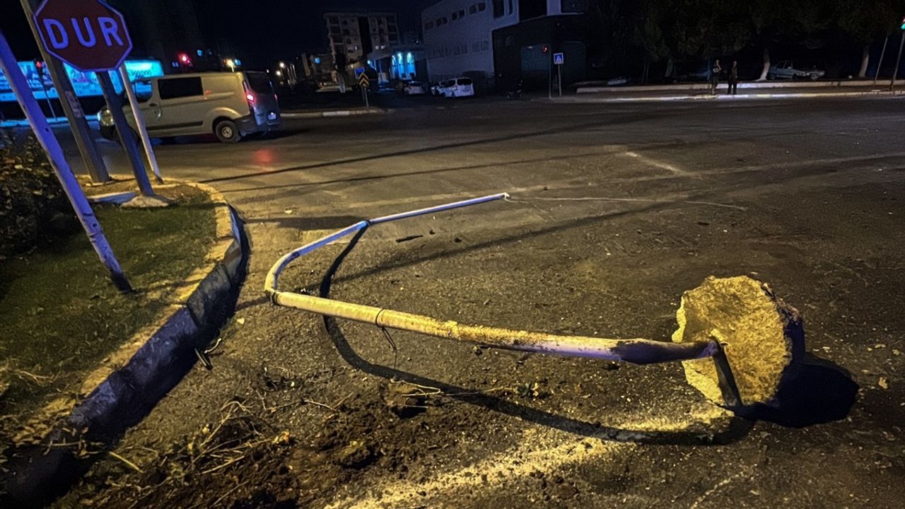 Mersin'de Akbelen Bulvarı'nda Kaza: 33 AZT 094 Plakalı Otomobil Direklere Çarptı, Sürücü Yaralandı