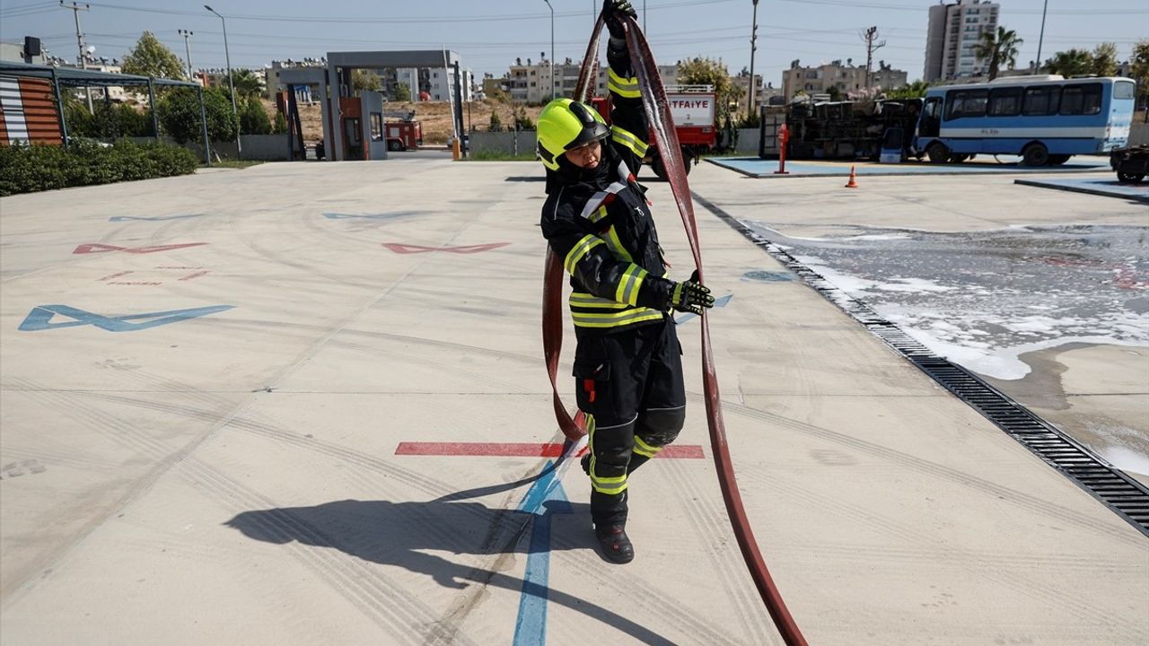 Mersin'de Kadın İtfaiyeciler Zorlu Parkurlarda Afete Hazırlanıyor