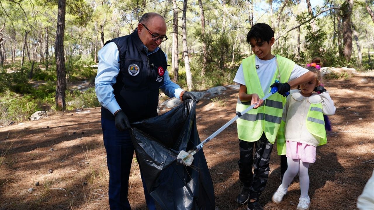 Mersin Erdemli'de 'Doğa Müfettişleri' Öğrenciler Ormanlık Alanda Çöp Topladı
