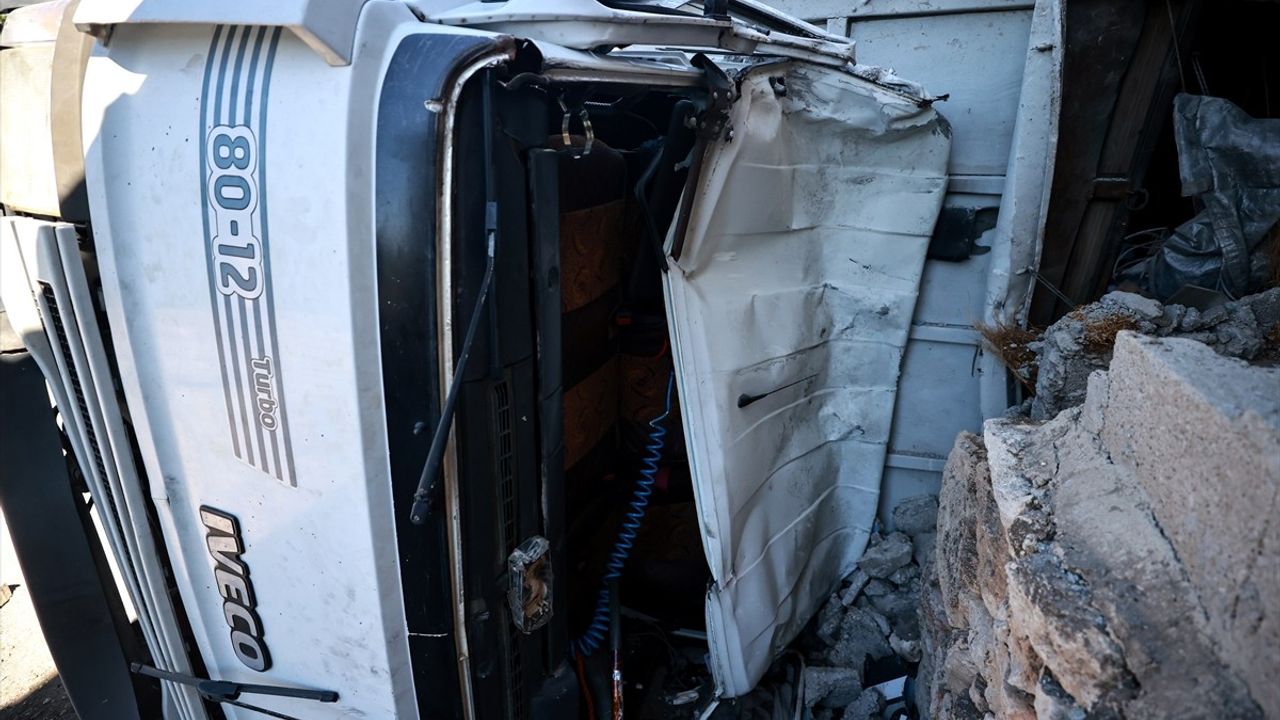 Mersin Erdemli'de Virajı Alamayan Kamyon Depoya Çarptı: 2 Yaralı