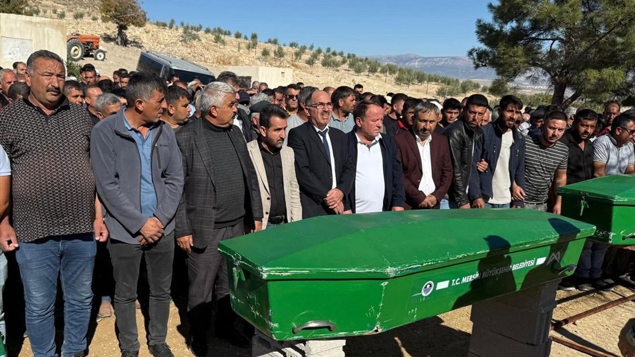 Mersin Gülnar'da Midibüs-Otomobil Kazası: 3 Kişinin Cenazesi Defnedildi