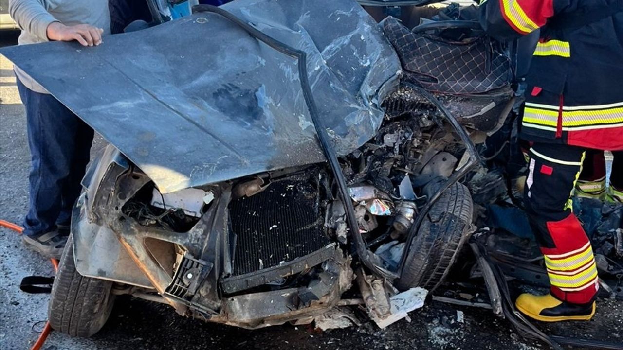 Mersin Gülnar'da Otobüs ile Otomobil Çarpıştı — 1 Ölü, 2 Yaralı