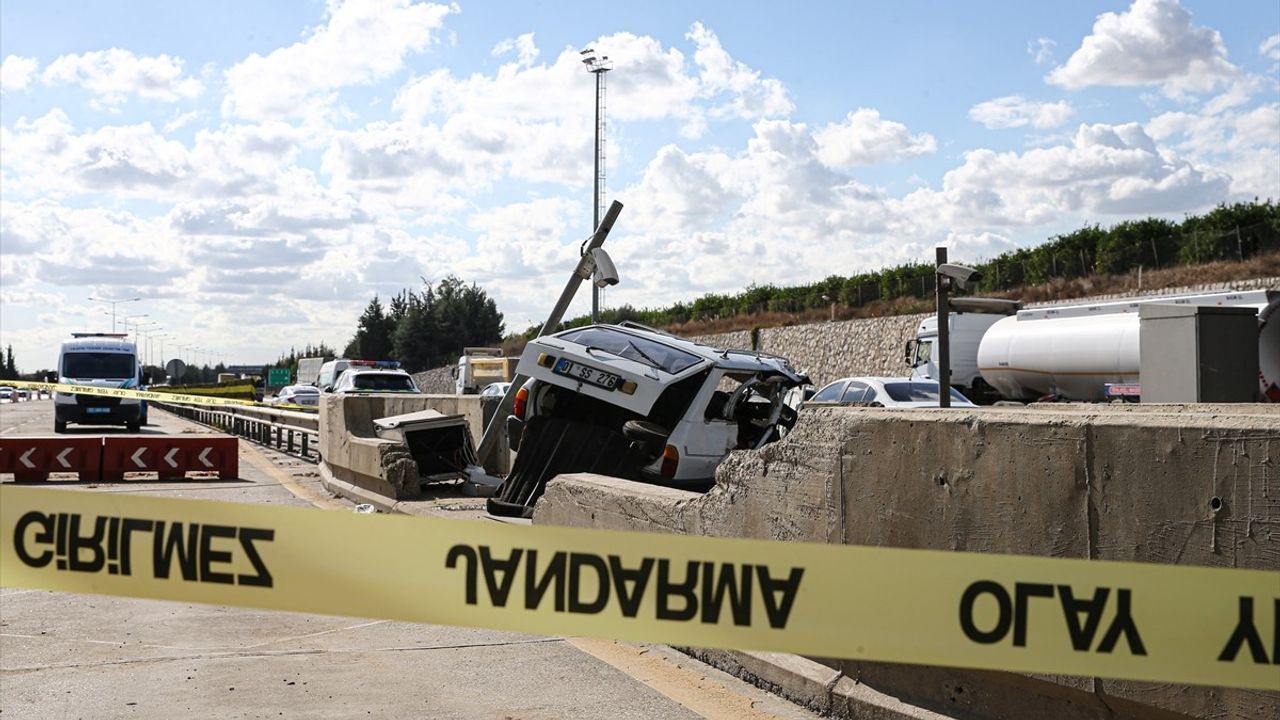 Mersin/Tarsus'ta TAG Otoyolu'nda Kaza: Beton Bariyere Çarpan Otomobilde 2 Kişi Öldü