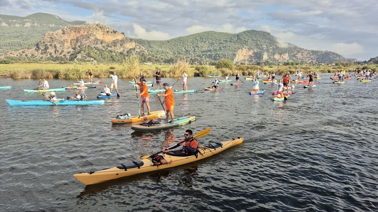 Muğla'da 6. Kano Fest 2025: 500 Kişi İztuzu'na Kürek Çekti, Filistin Bayrağı Açıldı