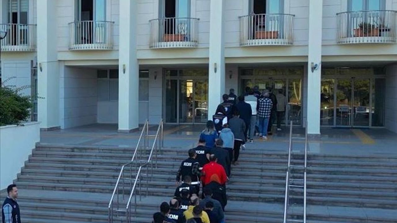 Muğla'da Göçmen Kaçakçılığı Operasyonu: 13 Tutuklama