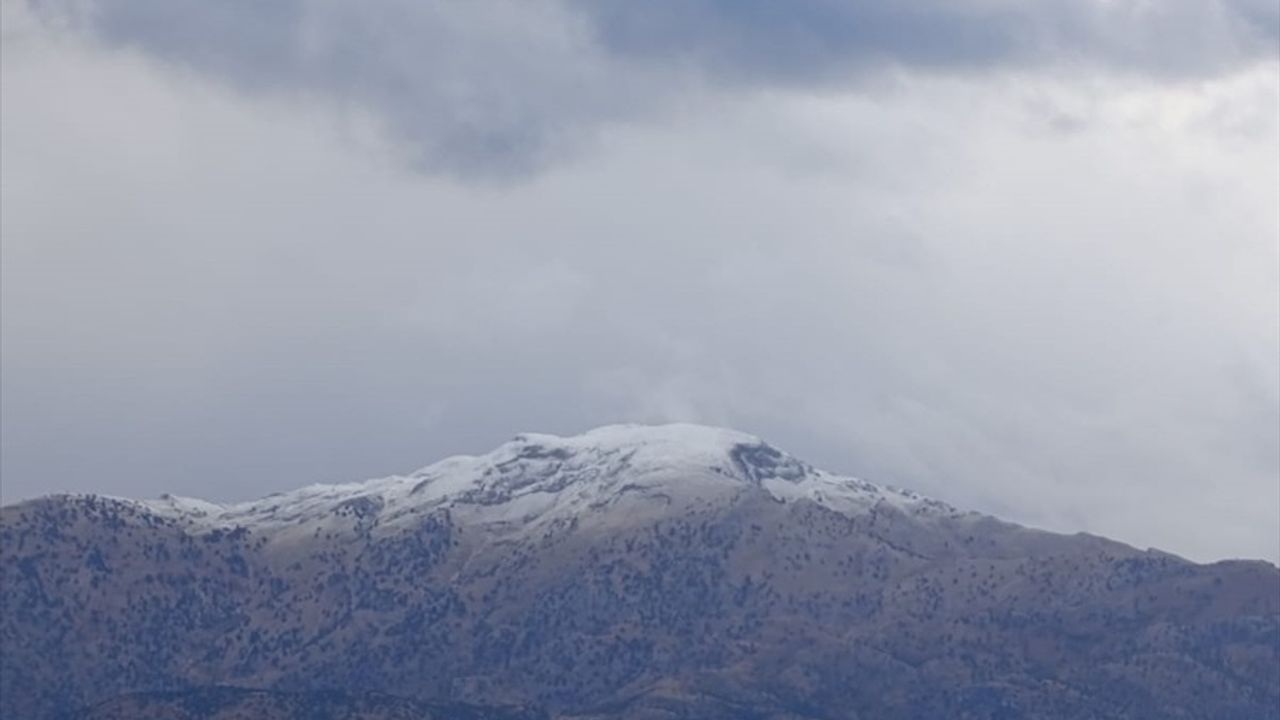 Muğla'da Mevsimin İlk Karı: Girdev Yaylası Beyaza Büründü
