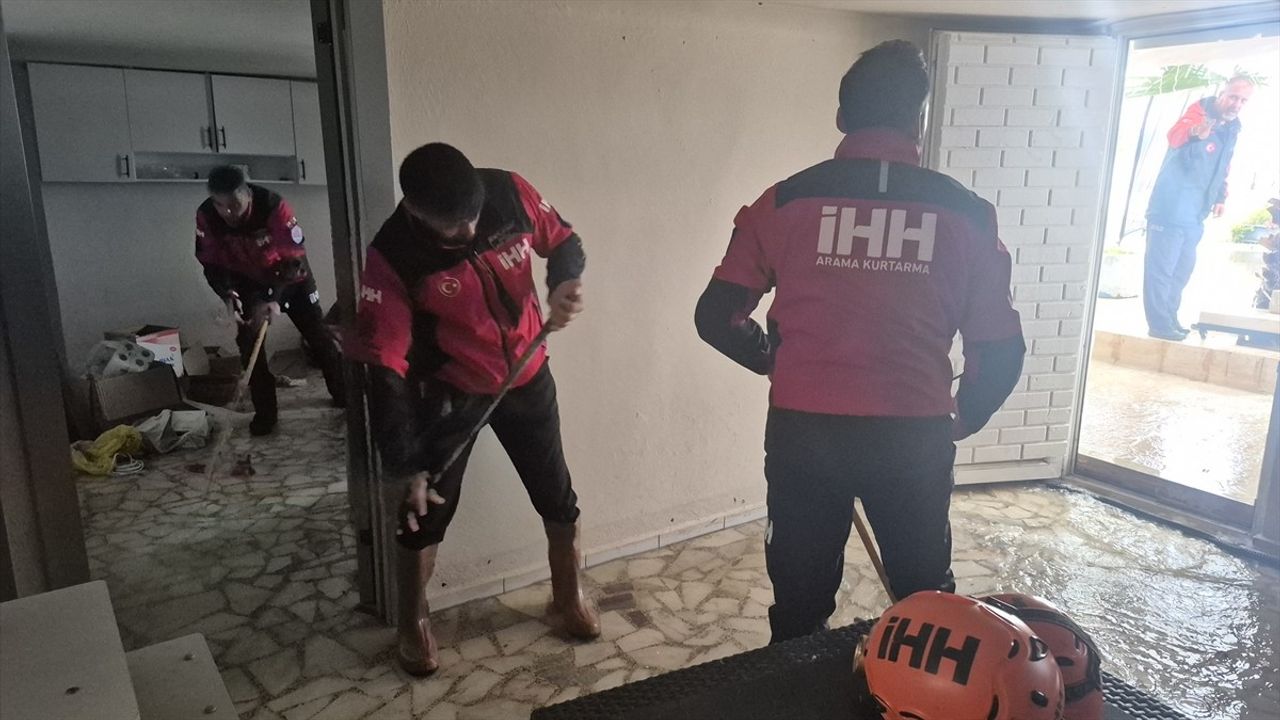 Muğla'da Sağanak: Fethiye ve Köyceğiz'te Ev ve İş Yerlerini Su Bastı