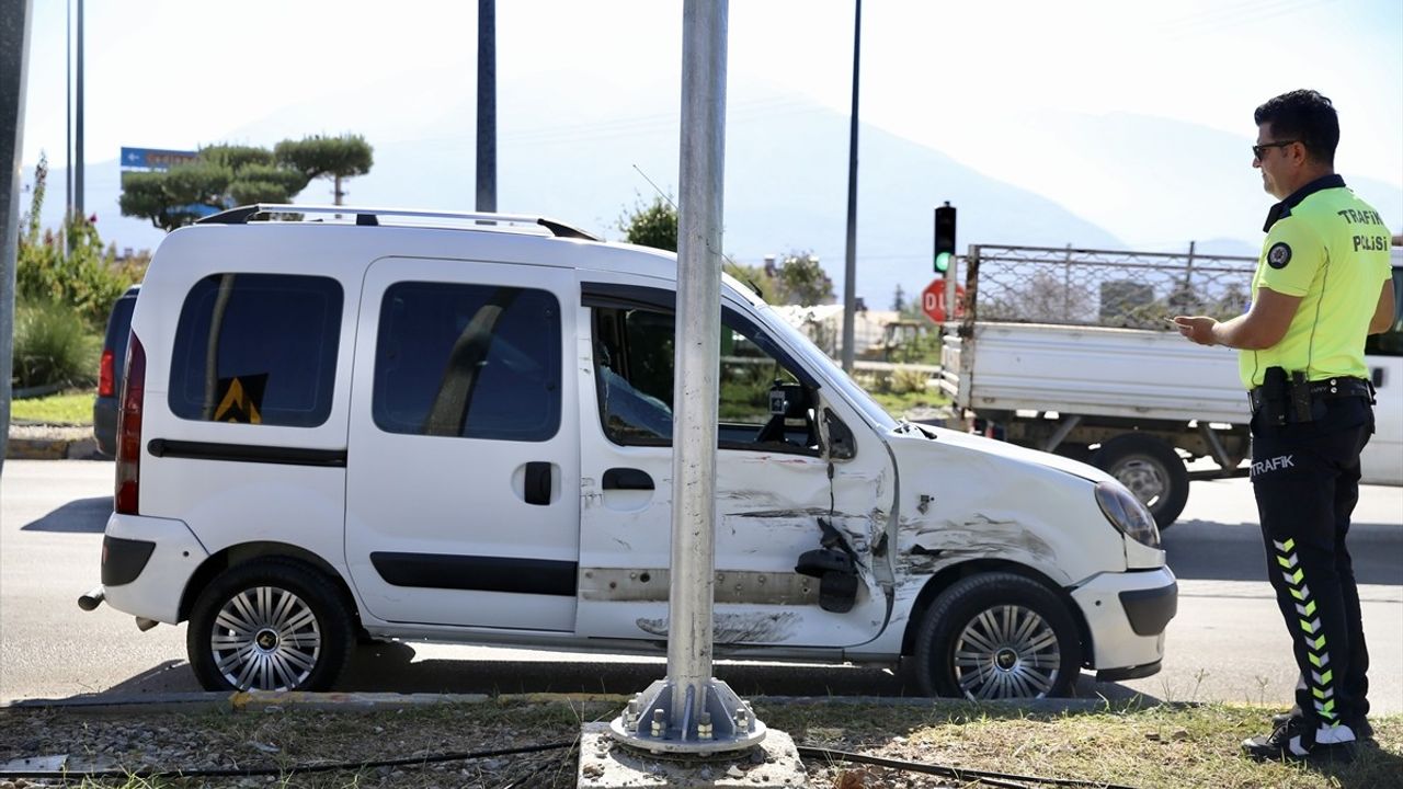 Muğla Fethiye'de Ambulansla Çarpışma: Hafif Ticari Araçta 2 Yaralı