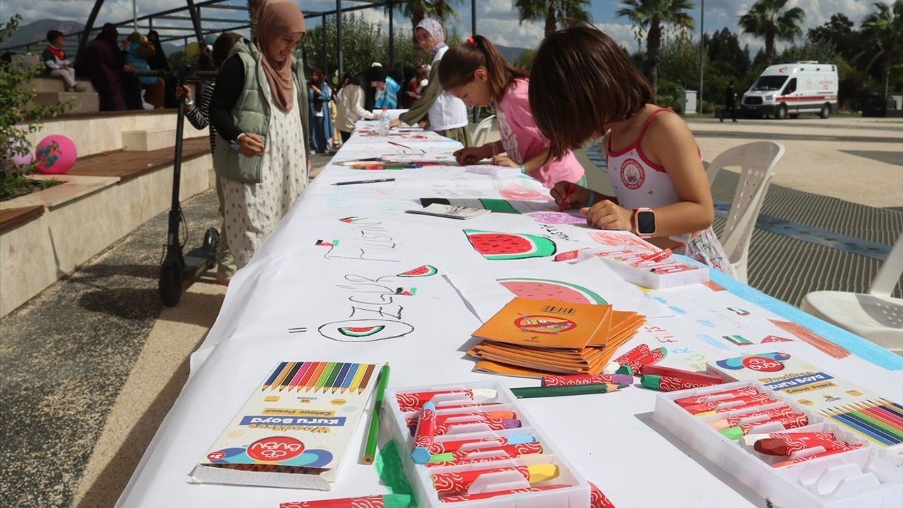 Muğla Fethiye'de 'Filistinli Çocuklar İçin Çiz' Etkinliği