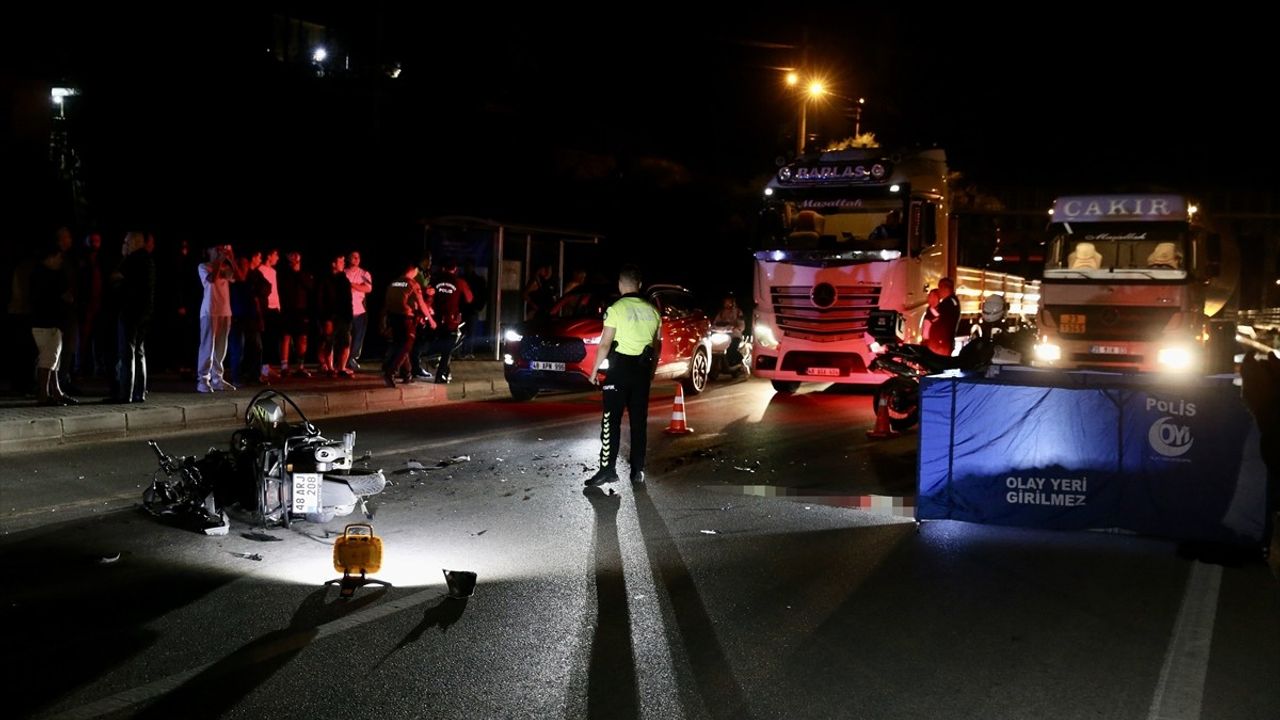 Muğla-Fethiye'de Motosikletle Kepçe Çarpıştı: 28 Yaşındaki Sürücü Öldü