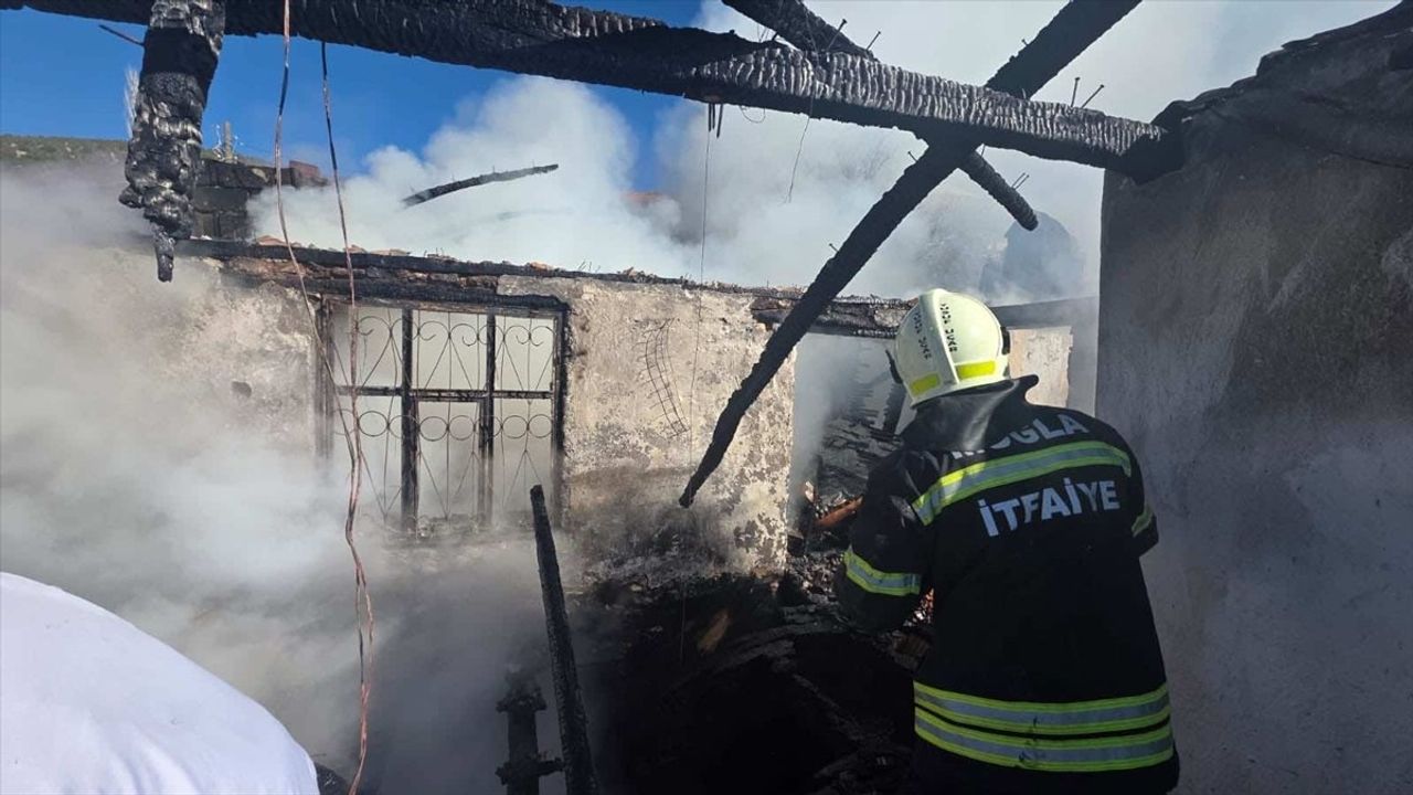 Muğla Seydikemer'de Kömür Sobası Yangını: Müstakil Ev Kullanılamaz Hale Geldi