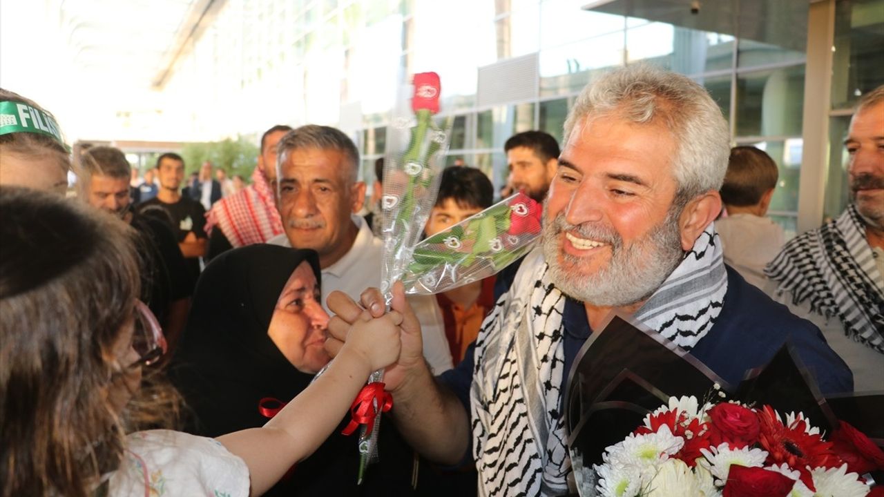 Muhammed Emin Işık Mersin'de karşılandı — Küresel Sumud Filosu üyesi Türkiye'ye döndü