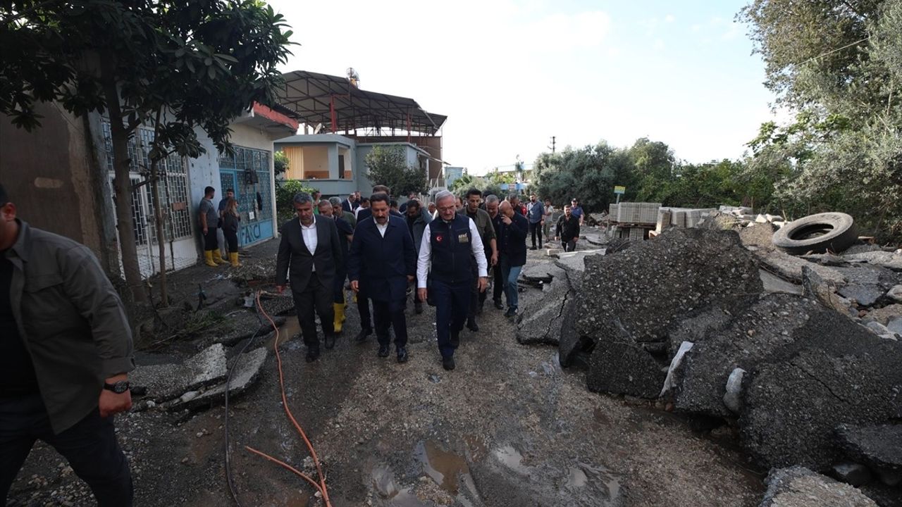 Münir Karaloğlu Hatay Payas'ta Sağanak Bölgesinde İnceleme Yaptı