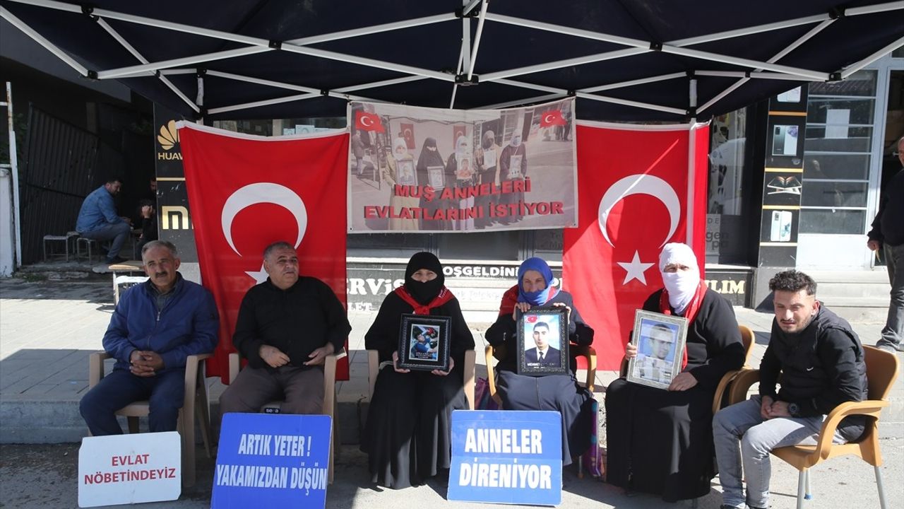 Muş'ta Evlat Nöbeti: Aileler DEM Parti Önünde Eylemlerini Sürdürüyor