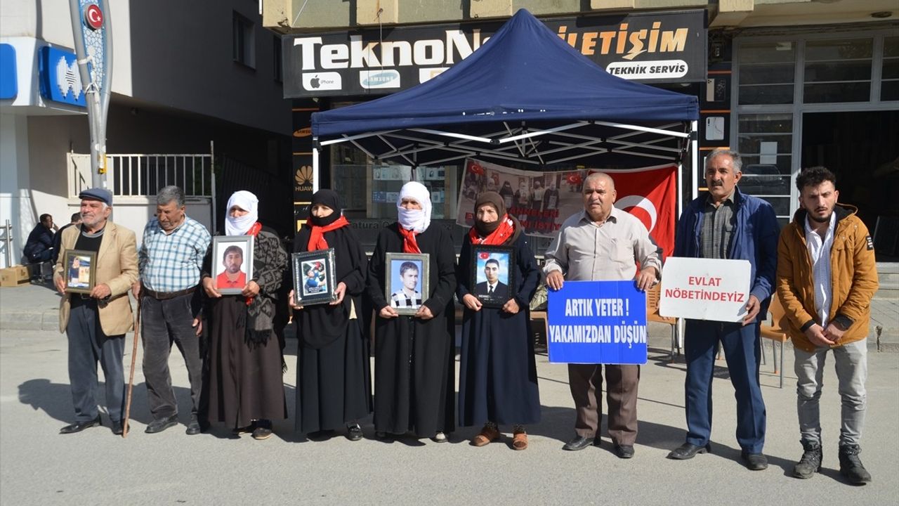 Muş'ta evlat nöbeti: Aileler DEM Parti önündeki eylemini sürdürüyor