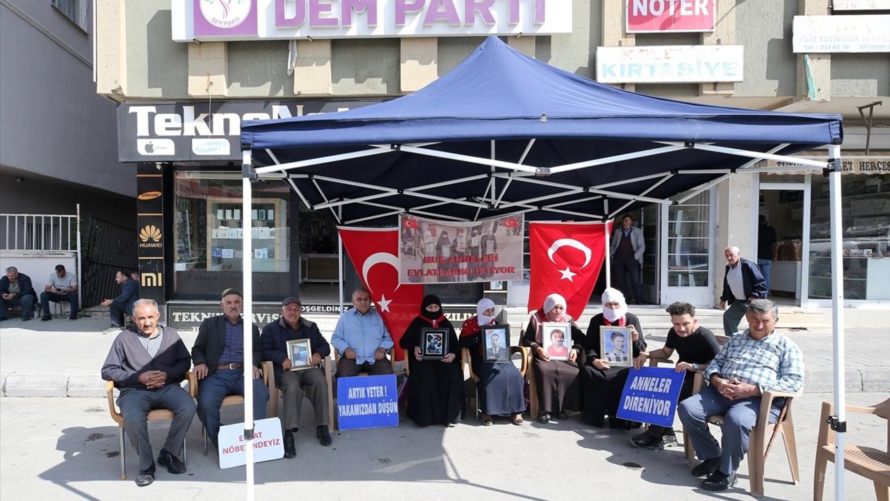 Muş'ta Evlat Nöbeti: DEM Parti Önünde Ailelerin Eylemi Sürüyor