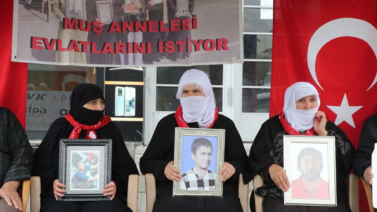 Muş'ta Evlat Nöbeti Sürüyor: Ailelerden DEM Parti Önünde Teslim Çağrısı