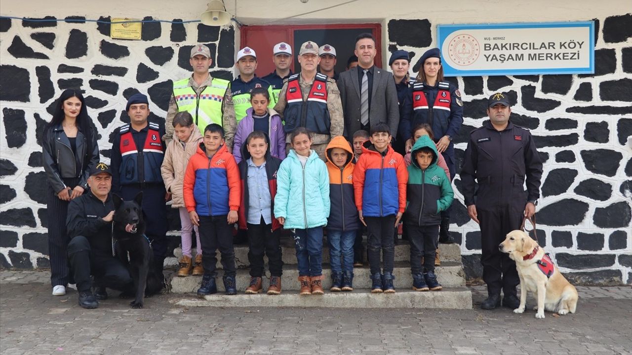 Muş'ta Jandarma'dan Bakırcılar Köyü'ne Kışlık Kıyafet Yardımı