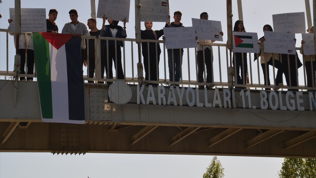 Muş'ta Liselilerden İsrail'e Tepki: Filistin İçin Yürüyüş