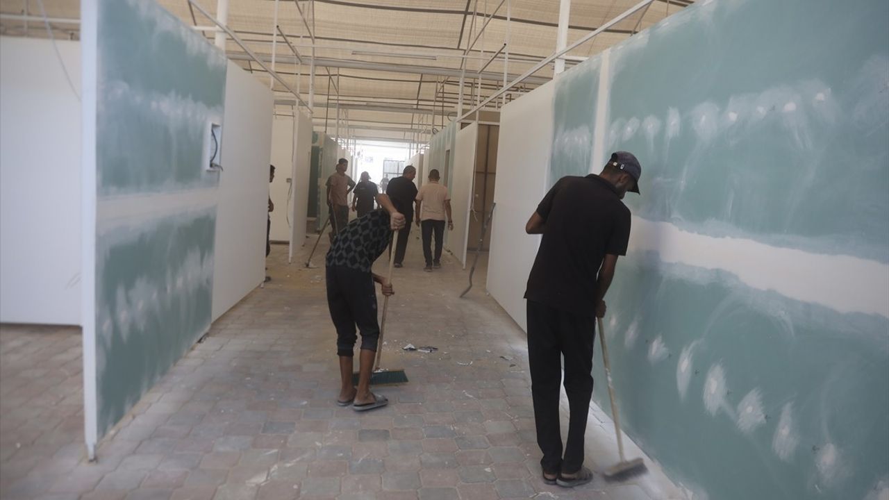 Nasır Hastanesi Gazze'de Serbest Bırakılacak Filistinli Esirleri Karşılamaya Hazırlanıyor