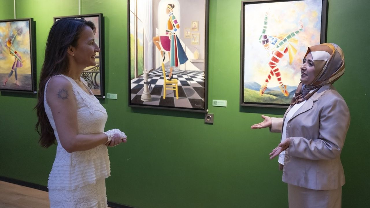 Nazende Yücel'in 'Renkler ve Kadınlar' Sergisi Ankara'da Açıldı