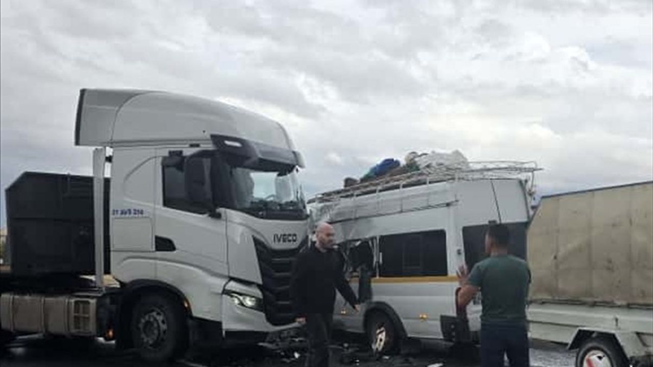 Nevşehir'de Minibüs ile Tır Çarpıştı: 9 Kişi Yaralandı