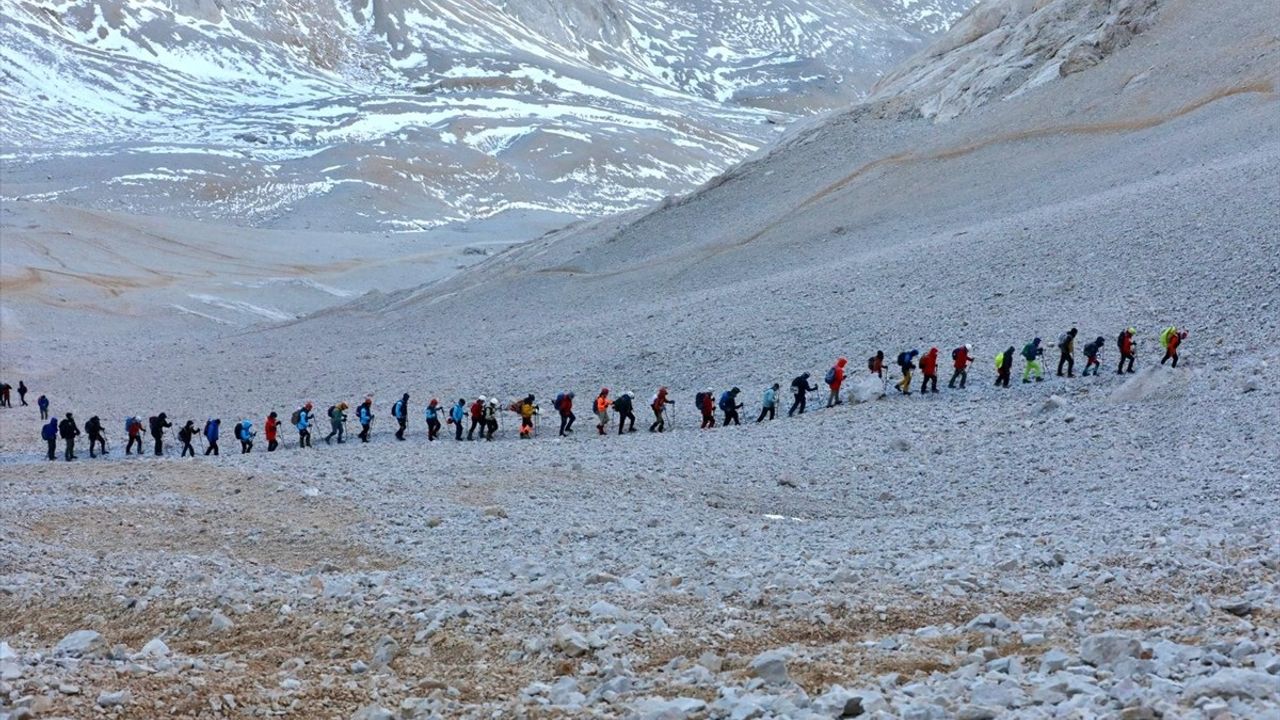 Niğde'de Dağcılar Cumhuriyet'in 102. Yılında Emler Zirvesi'ne Tırmandı