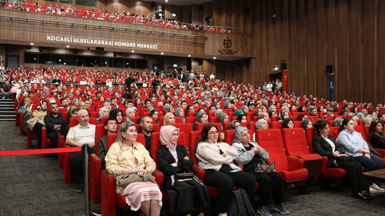 Ökten ve Afyoncu Kocaeli Kitap Fuarı'nda Söyleşi Düzenledi