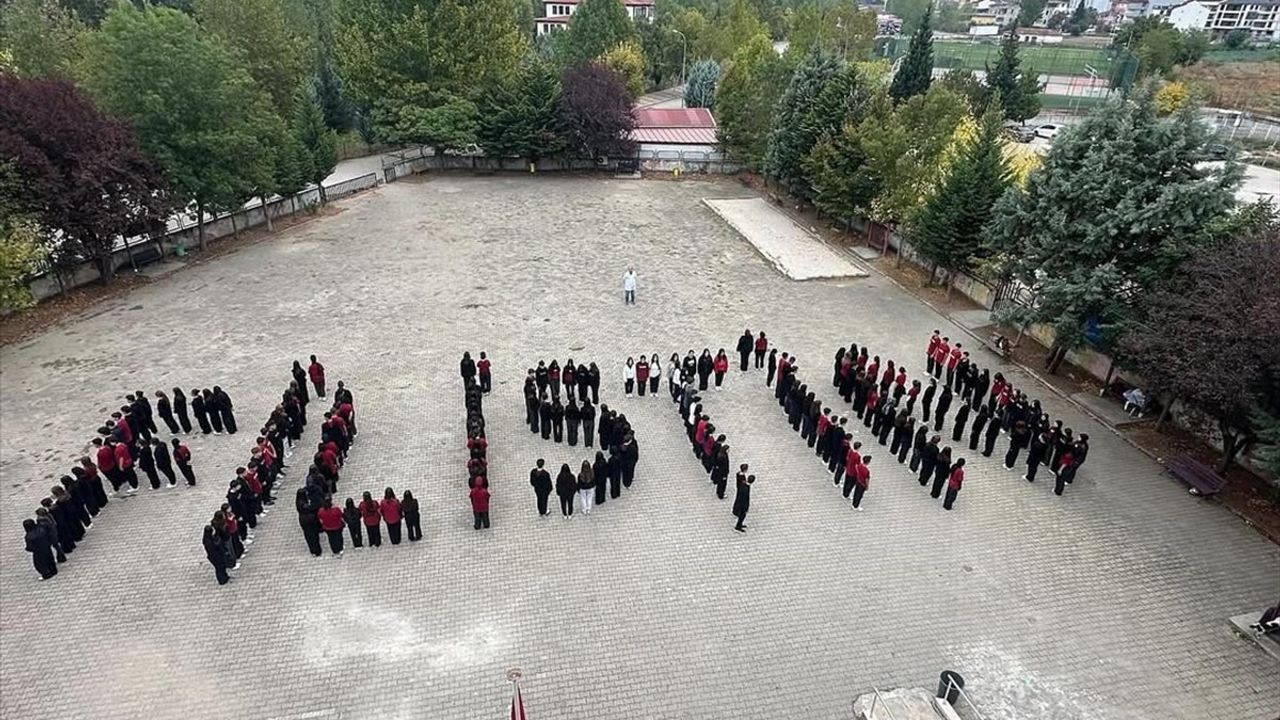 Osmaneli'de 100 Öğrenciden Küresel Sumud Filosu'na 'Filistin' Koreografili Destek