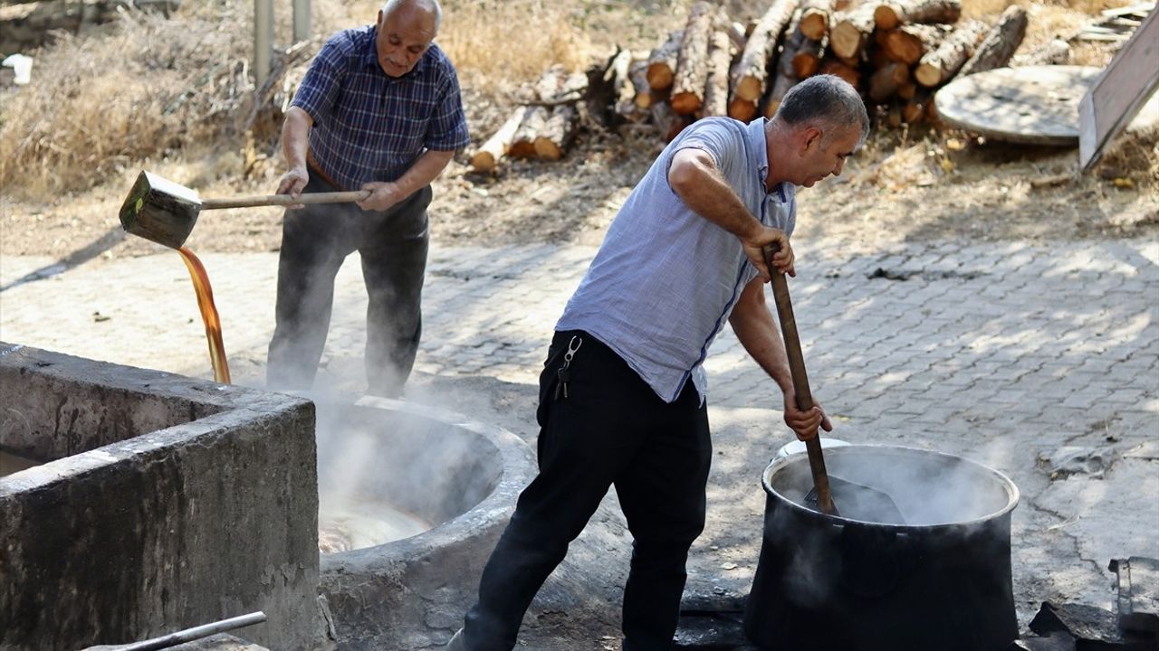 Osmaniye Kaman'da Bağ Bozumunun Ardından Geleneksel Pekmez Yapımı Başladı